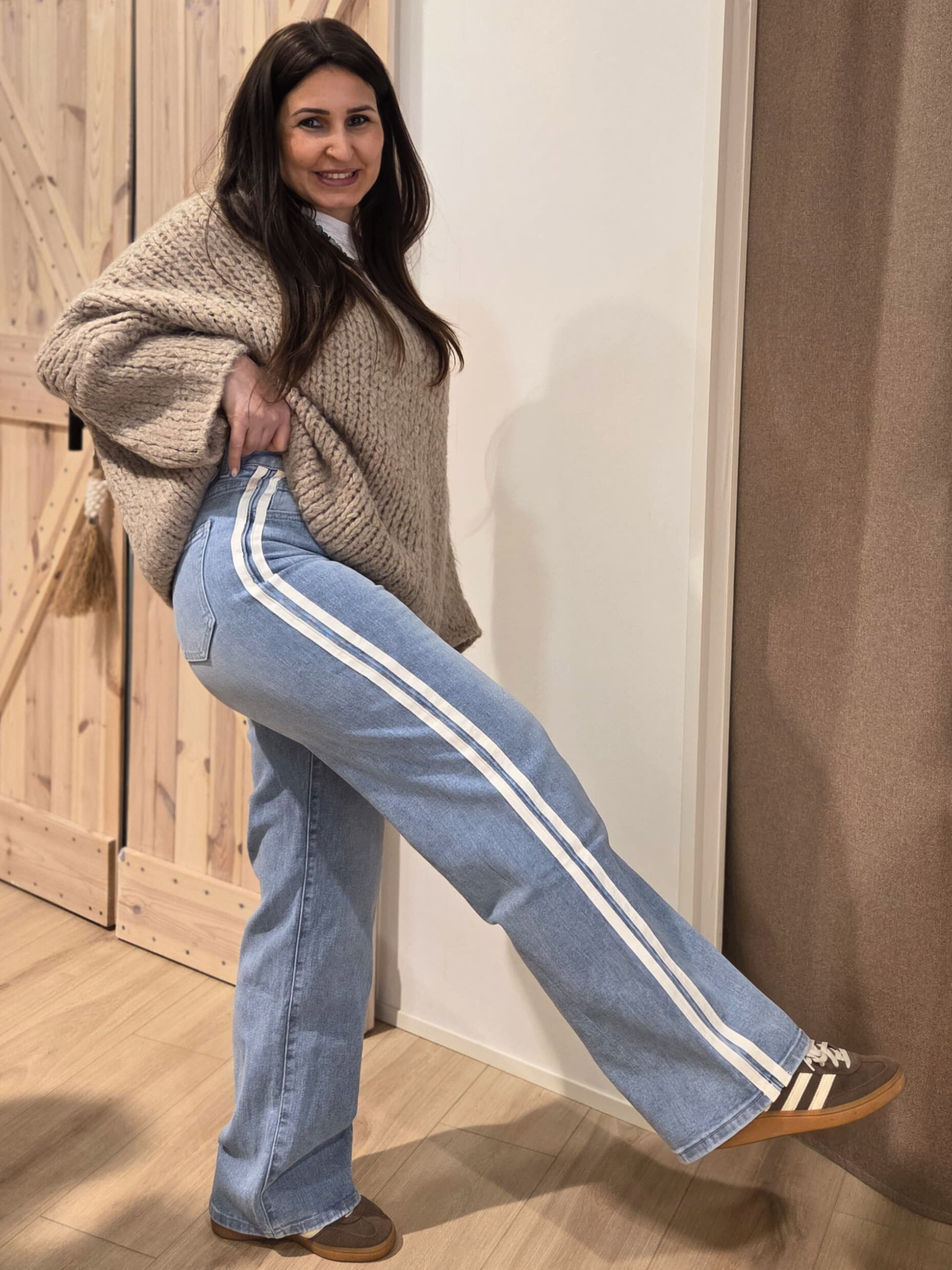 Jeans Wide Leg mit 2 Seitlichen weißen Streifen - Unique Flores