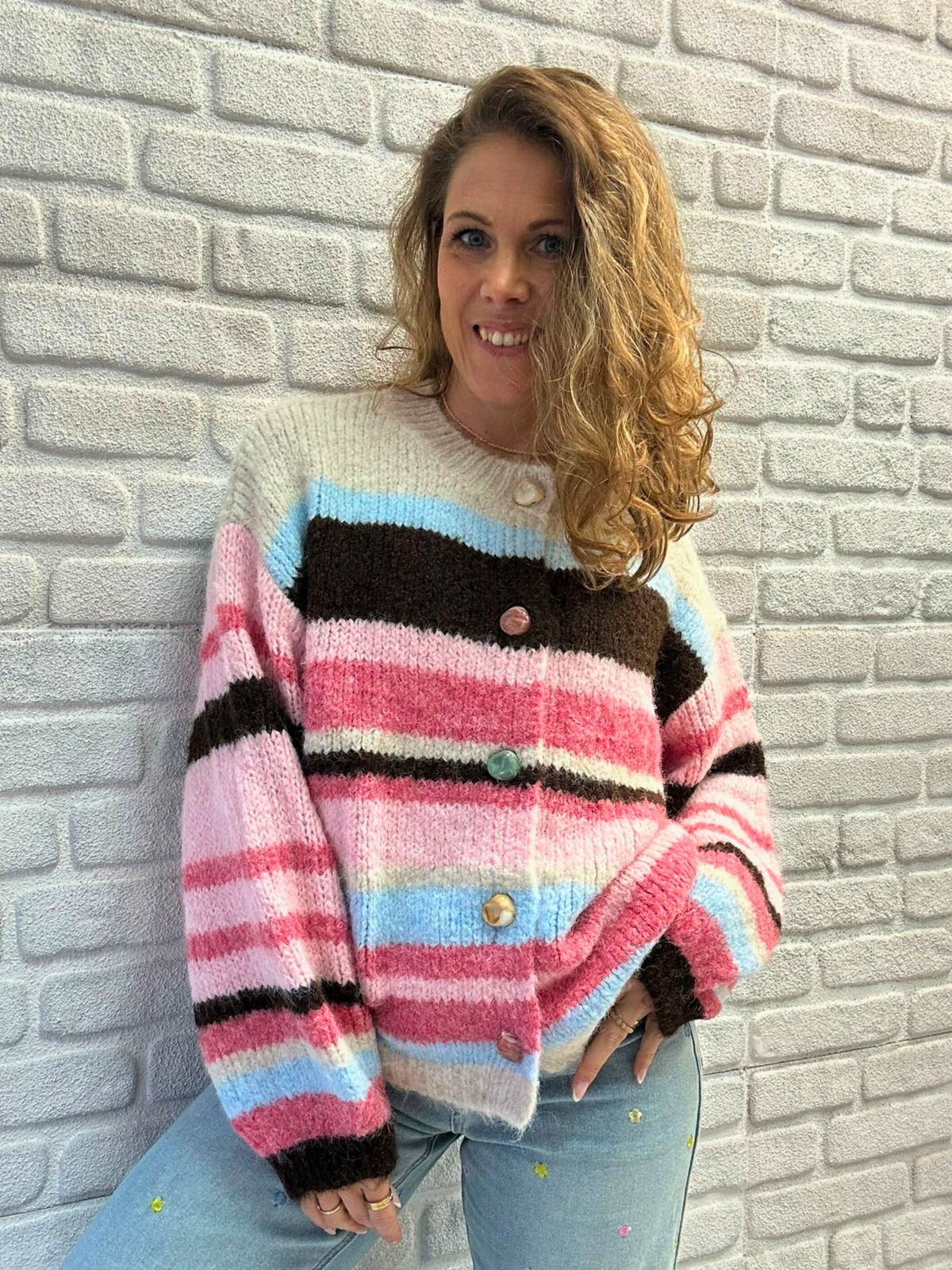 Cardigan mit pastelligen Knöpfen