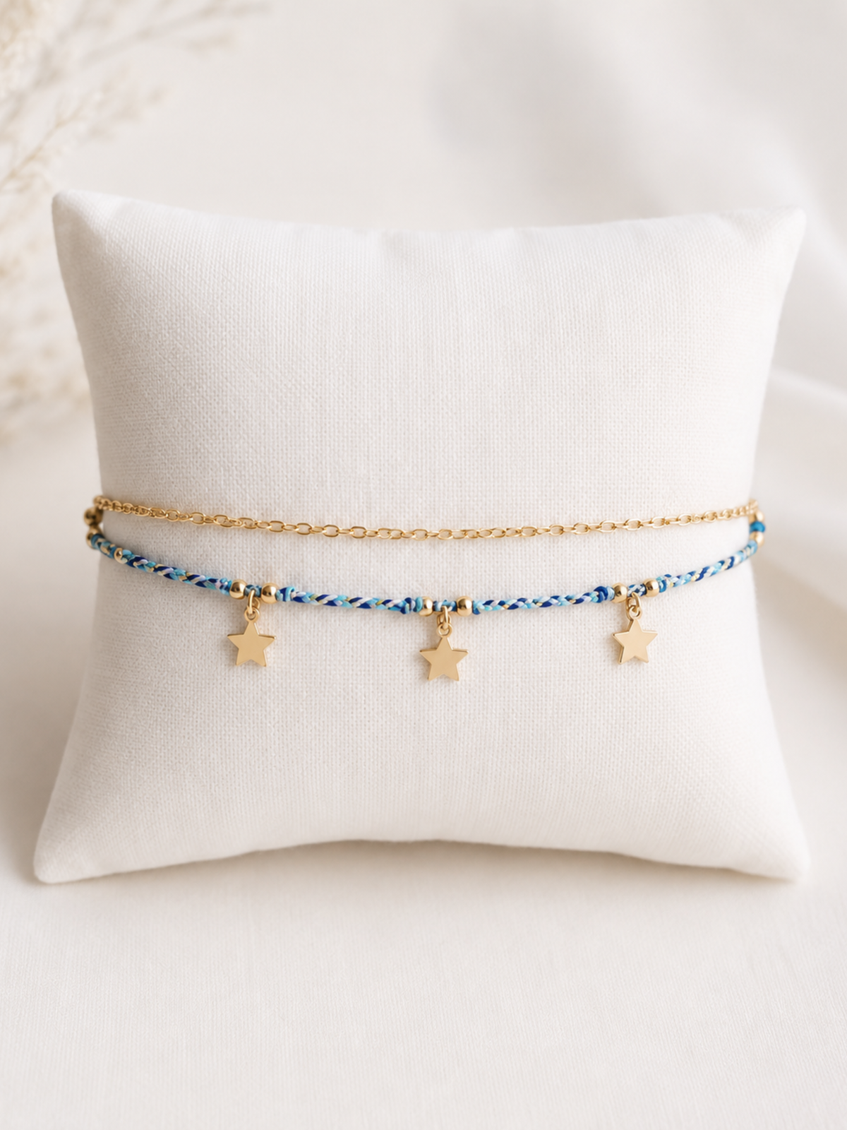 Minimalistisches Doppelarmband mit Kordel und Sternen