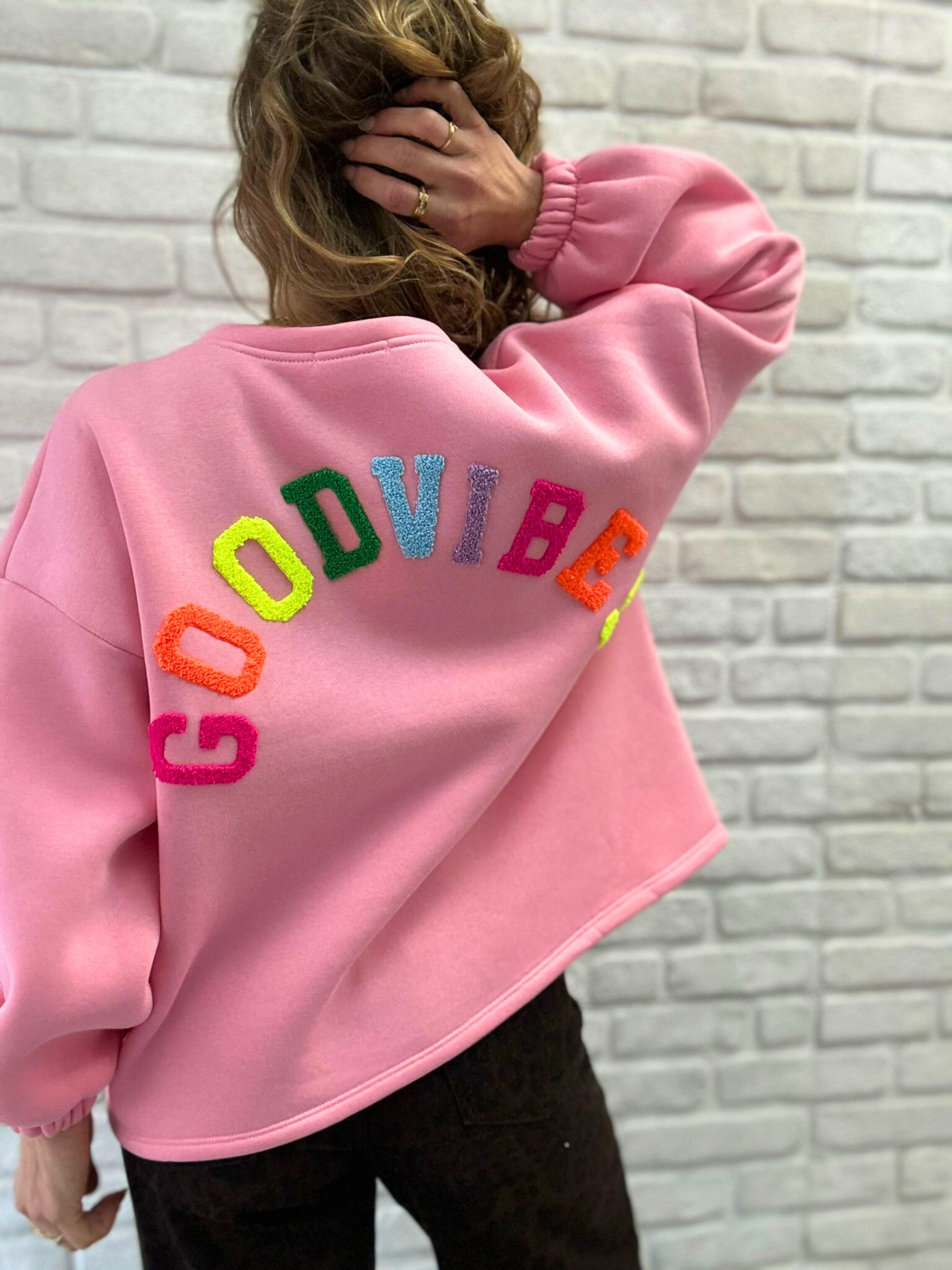 Pullover mit der Aufschrift „GOOD VIBES“ - Unique Flores 