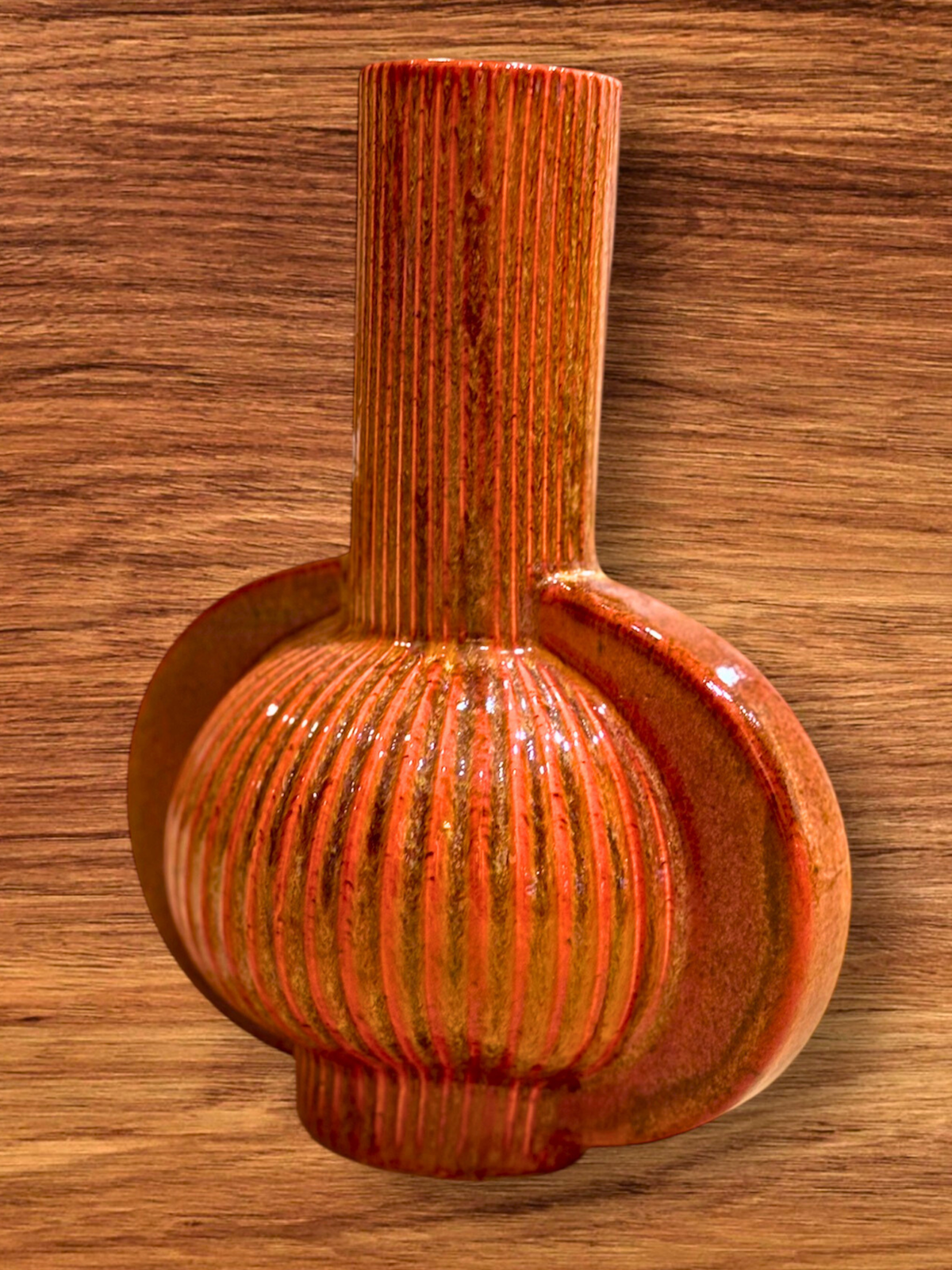 Vase mit Rillen im Kupferton