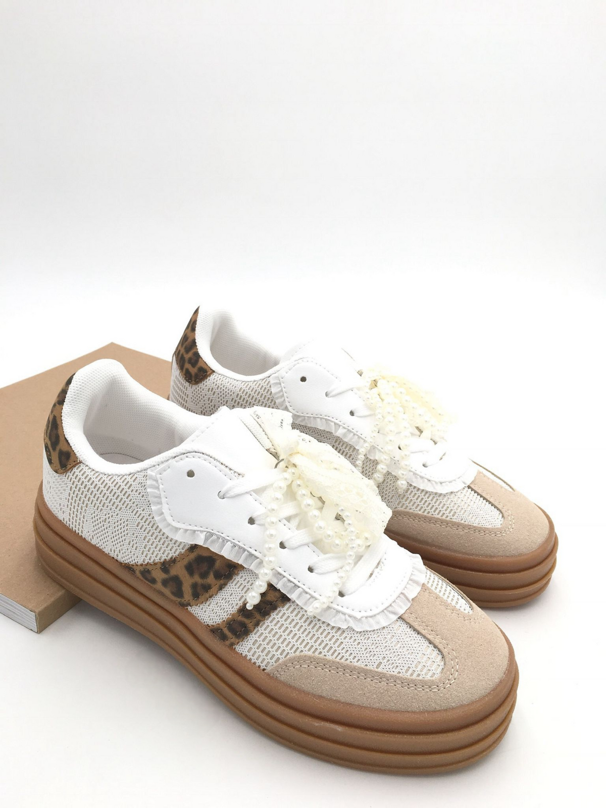 Sneaker mit Perlenanhänger