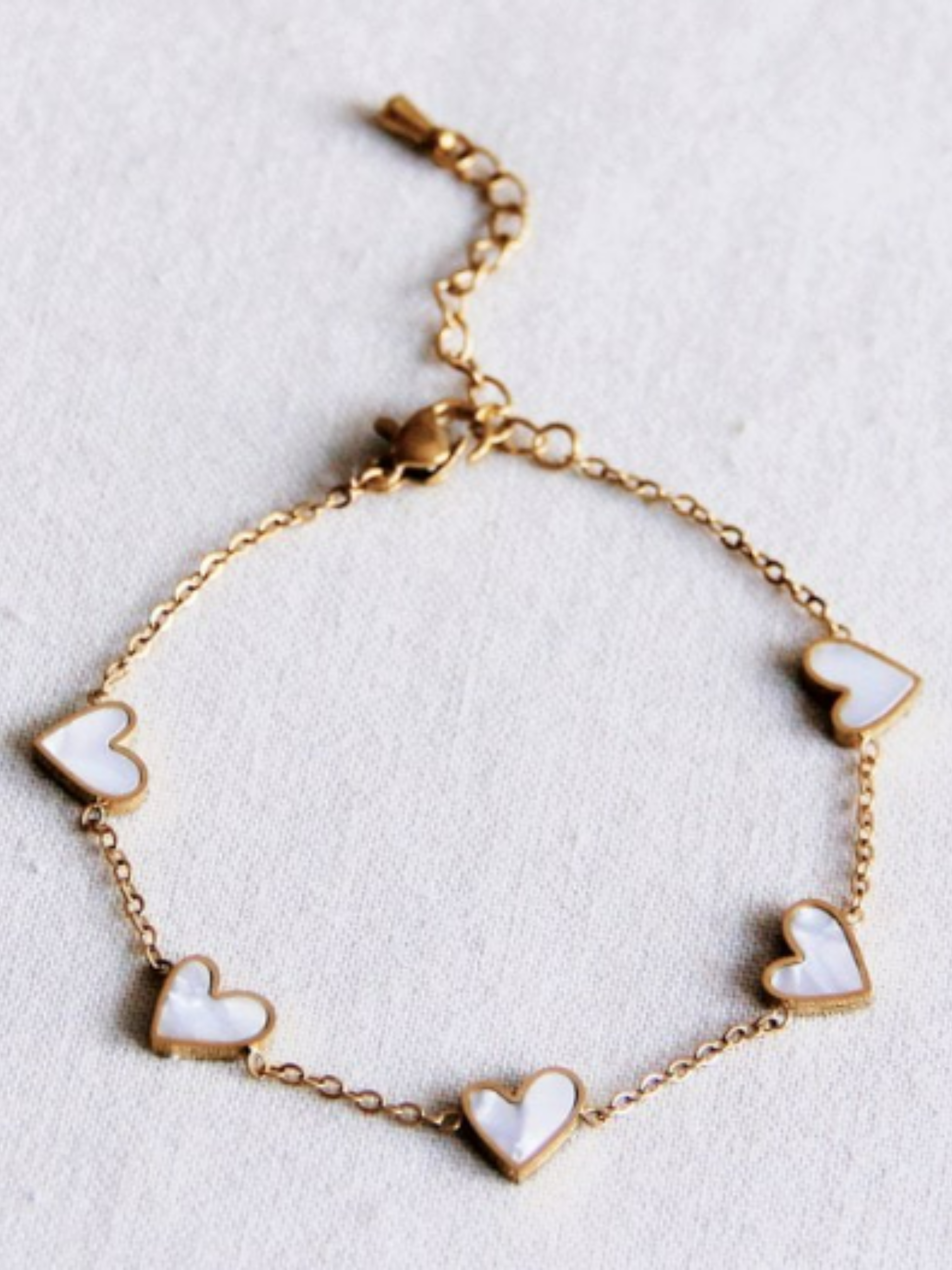 Feines Armband mit Herzen – Perlmutt - Unique Flores 
