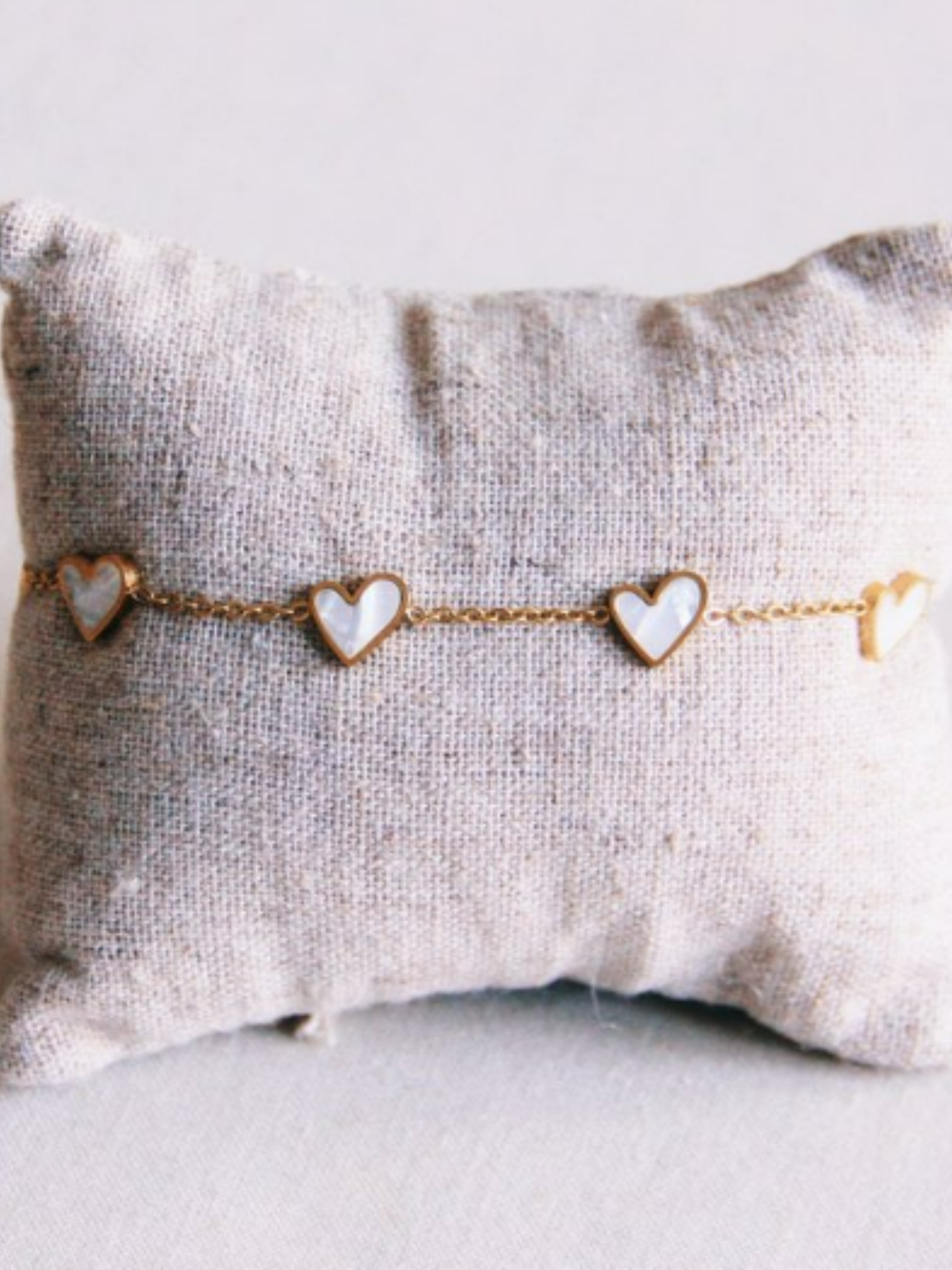 Feines Armband mit Herzen – Perlmutt - Unique Flores 