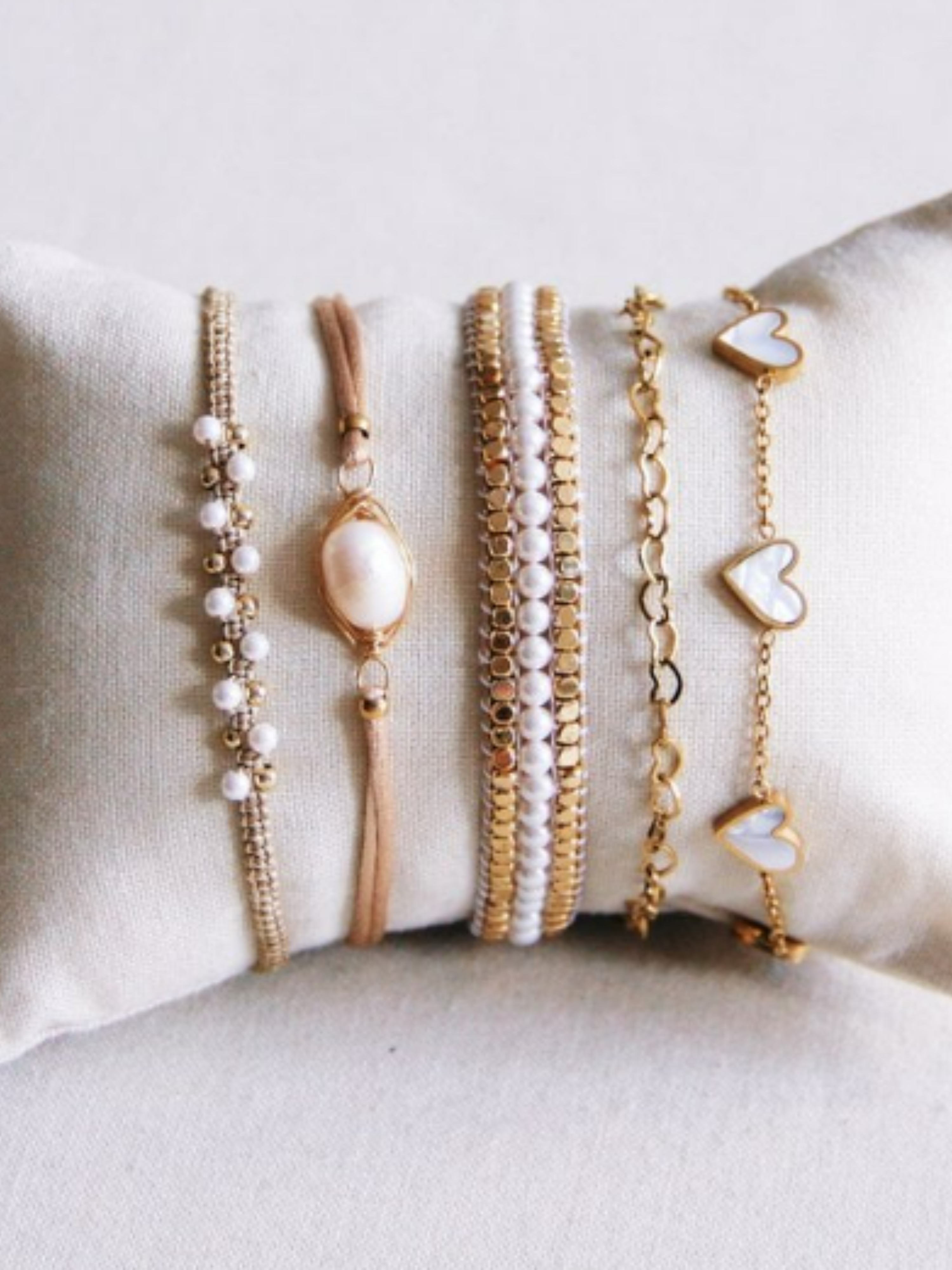 Feines Armband mit Herzen – Perlmutt - Unique Flores 