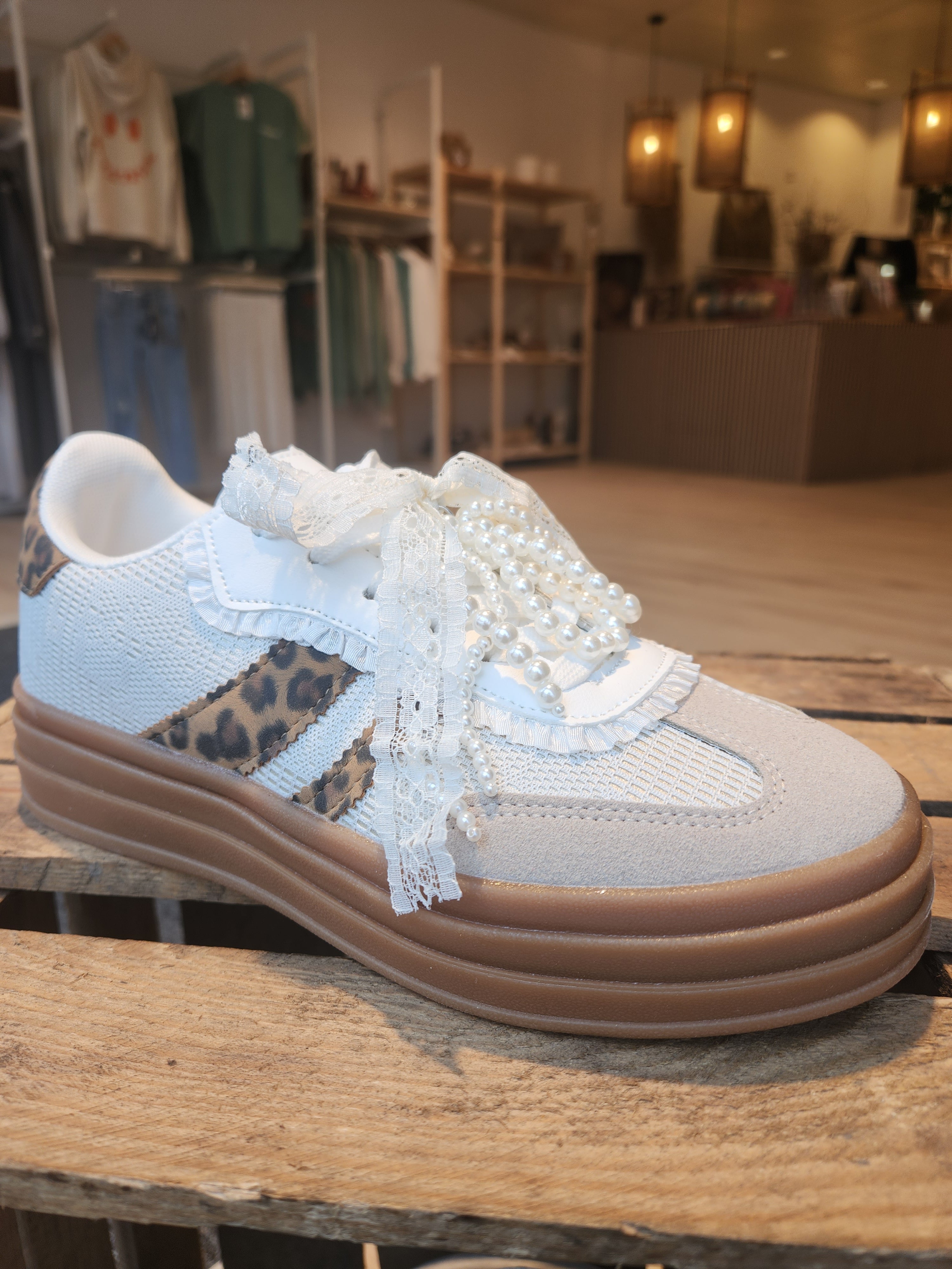 Sneaker mit Perlenanhänger