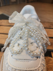 Sneaker mit Perlenanhänger