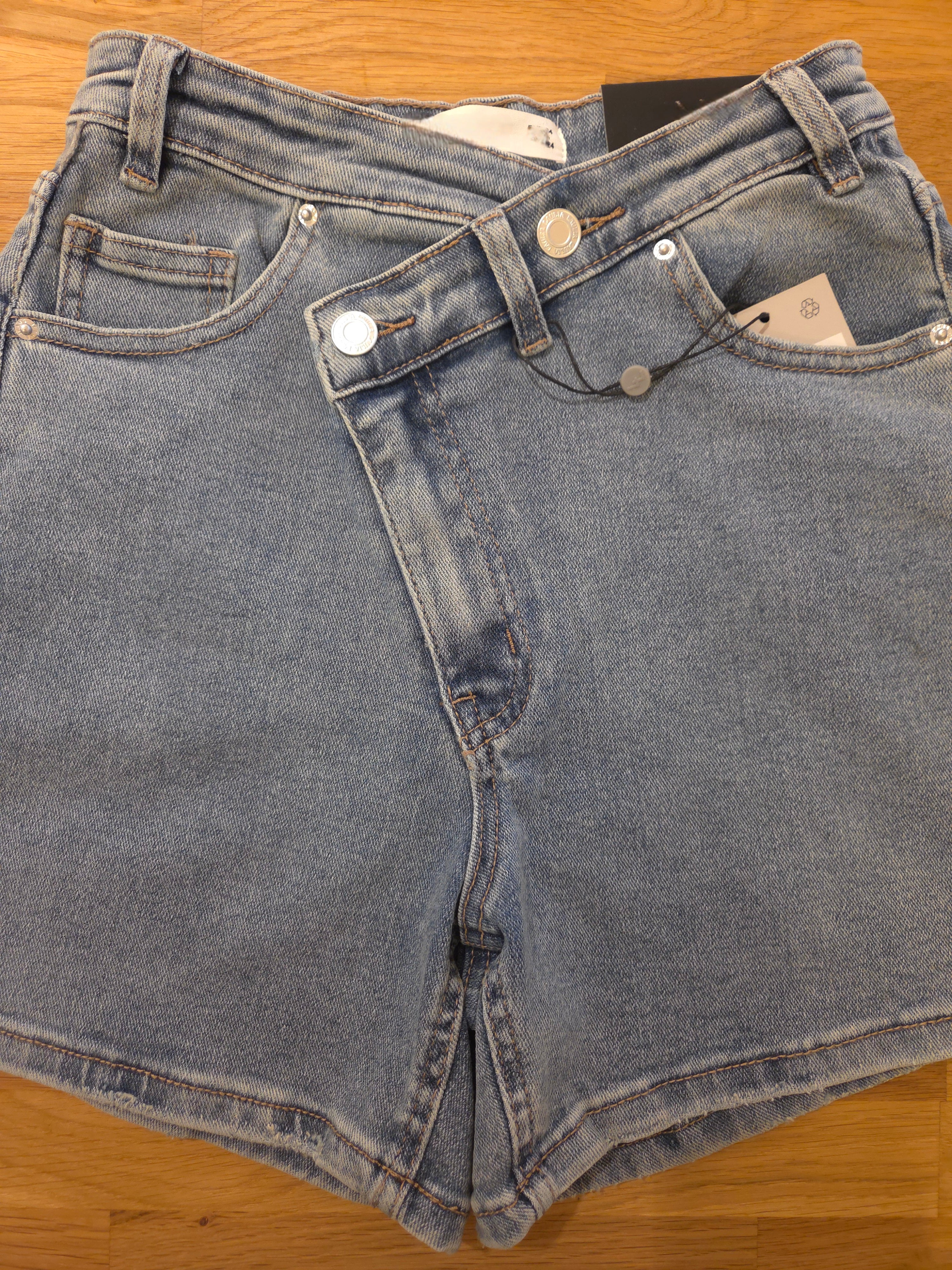 Short mit Asymmetrie - Unique Flores 