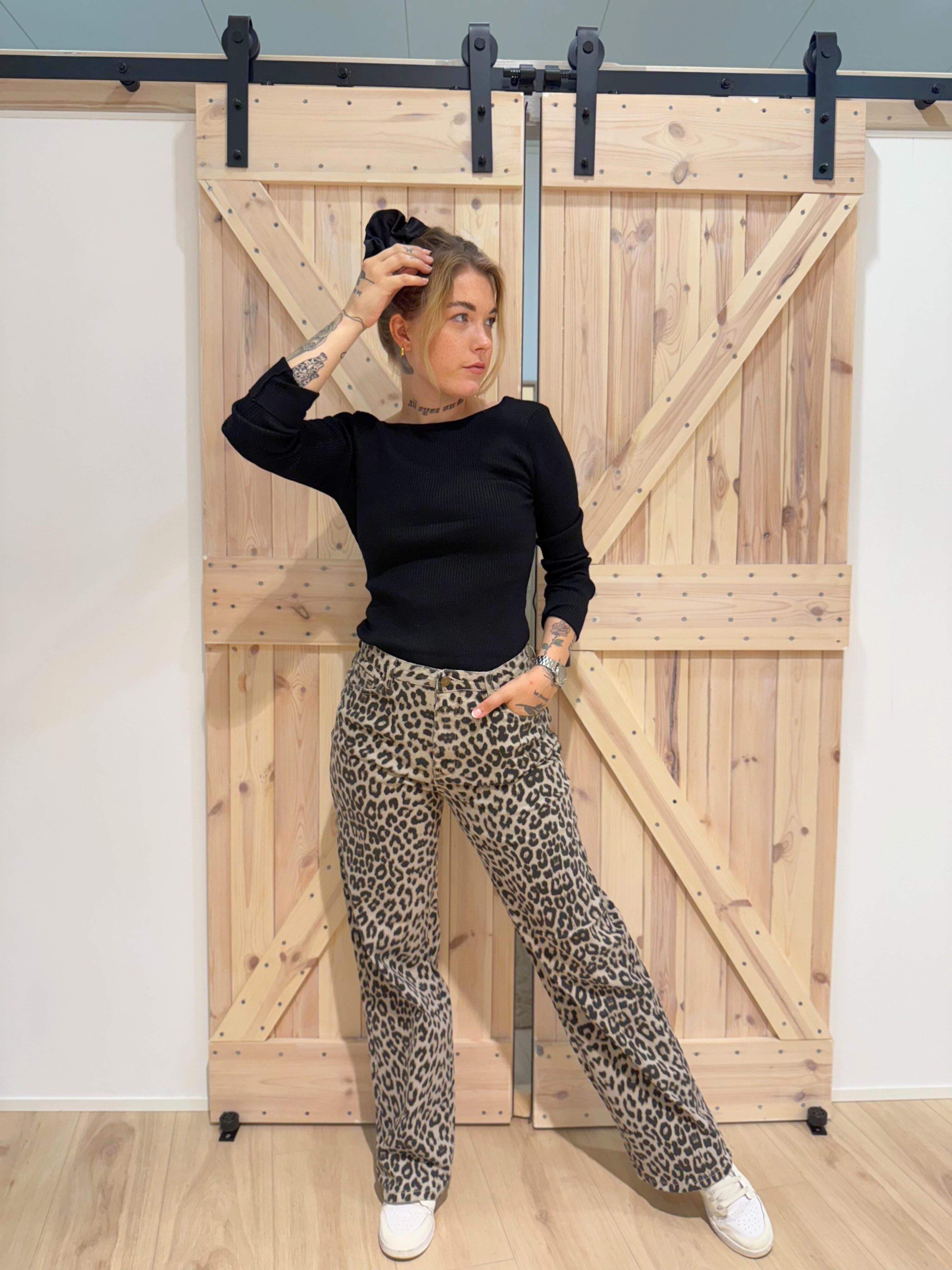Straight Leg Jeans - Unique Flores 